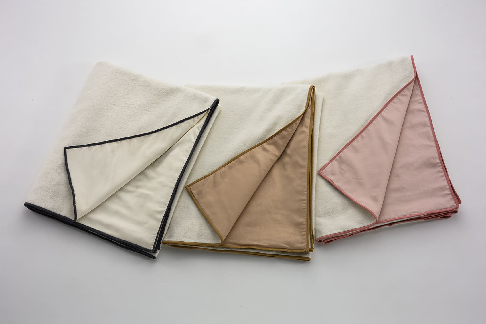 <div class='lum-box'><h4 class='fontColor_blue lum-font-size'>Hot Spring Healing Blanket</h4>
         </div>
         <div class='lum-font-cnt'>A blanket for hardworking women that uses radium ore to create a pleasantly relaxing, hot spring–like feeling simply by wearing it.</div>