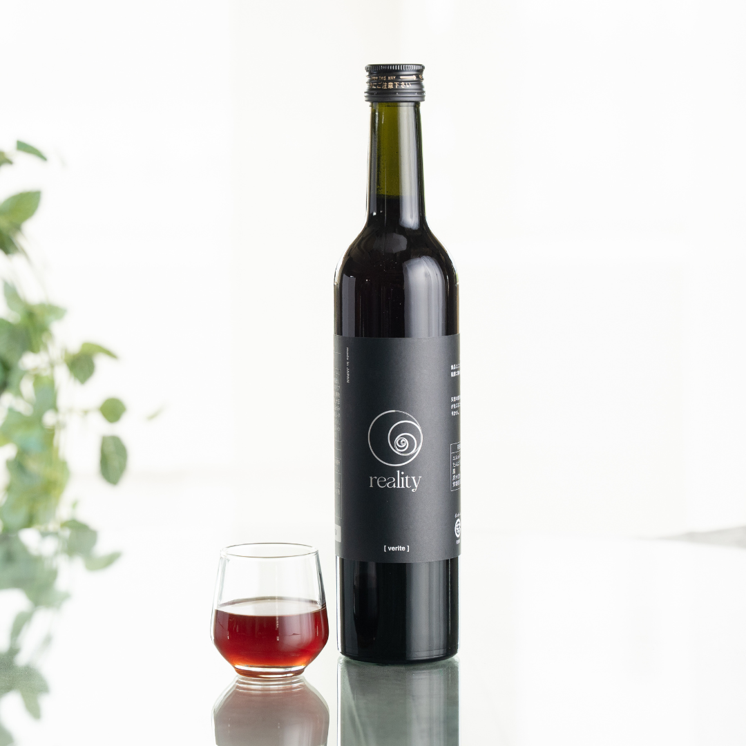 <div class='lum-box'><h4 class='fontColor_blue lum-font-size'>reality verite</h4></div><div class='lum-font-cnt'>「reality verite」は、酵素業界に新たな基準を打ち立てる発酵ドリンクです。 317種の厳選原料を使用し、5年以上の長期発酵を経て完成。ミネラルバランスが良く、多くのプロフェッショナルから支持を集める高品質な一品です。</div>