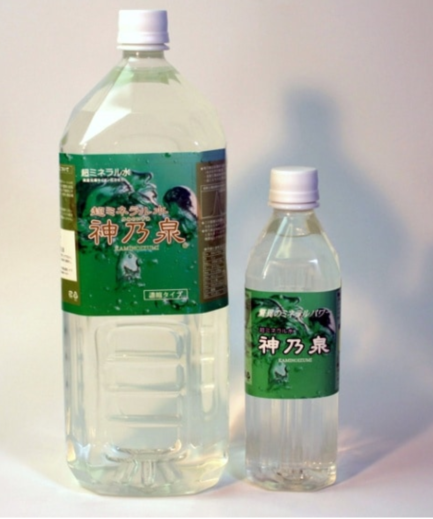 <div class='lum-box'><h4 class='fontColor_blue lum-font-size'>超ミネラル水 神乃泉</h4></div><div class='lum-font-cnt'>77種の微量ミネラルを高濃度配合した、液体マルチミネラル飲料。
現代人に不足しがちなカルシウム・鉄・亜鉛などを含む、77種類の微量ミネラルをバランスよく配合。液状タイプのため、さまざまなライフスタイルに取り入れやすいのも特長です。</div>