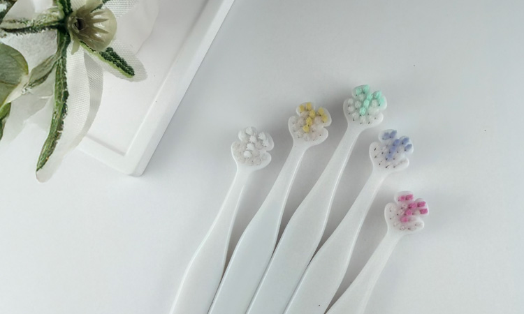 <div class='lum-box'><h4 class='fontColor_blue lum-font-size'>Tate. 縦磨き歯ブラシ ミニサイズ(V3)</h4></div><div class='lum-font-cnt'>丸型ヘッドに3つのV字カットを施し、歯ぐきの三角部分を刺激しすぎないやさしい設計。山型の毛先が歯間の汚れを効率よく落とし、奥歯や歯並びの細かなすき間にも届く、使いやすいミニサイズの縦磨き歯ブラシです。お子様や矯正中の方にも最適です。</div>