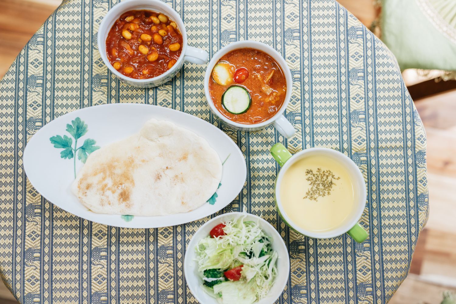 <div class='lum-box'><h4 class='fontColor_blue lum-font-size'>「お母さんが2人いるって変？」里親子さんのさまざまな気持ちを紹介します。</h4></div><div class='lum-font-cnt'>当日の会場では、里親子さんが出会ってすぐ、そして生活に慣れてからのさまざまな気持ちを紹介しています。知ってみたら、里親制度のことが少し身近に感じられるかもしれません。以下webページからは里親家庭の日常についてのインタビューもご覧いただけます。</div>