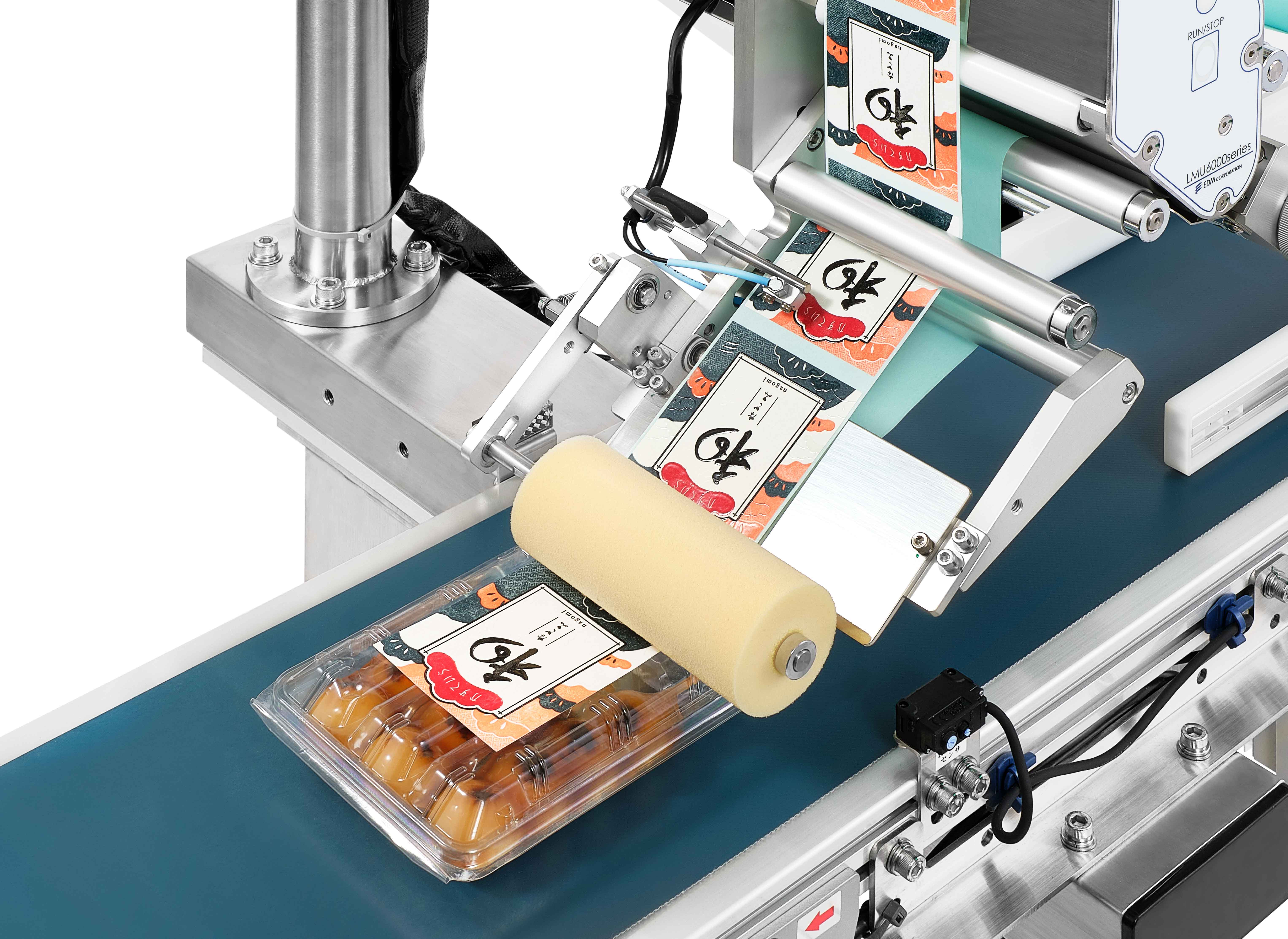 <div class='lum-box'><h4 class='fontColor_blue lum-font-size'>ラベル自動貼りを手軽に実現するイーデーエムのラベリングソリューション</h4></div><div class='lum-font-cnt'>汎用的な仕様の標準ラベラー、オーダーメイドの特殊ラベラー、ラベル貼付装置からラベル資材まで、ラベル貼りの多様なニーズに対応。ラベル貼付の省人化・効率化、生産性向上・品質向上に貢献いたします。本展示会では製品の天面にラベル貼りを行うための標準機、上面貼りラベラーの実機デモンストレーションを行います。</div>