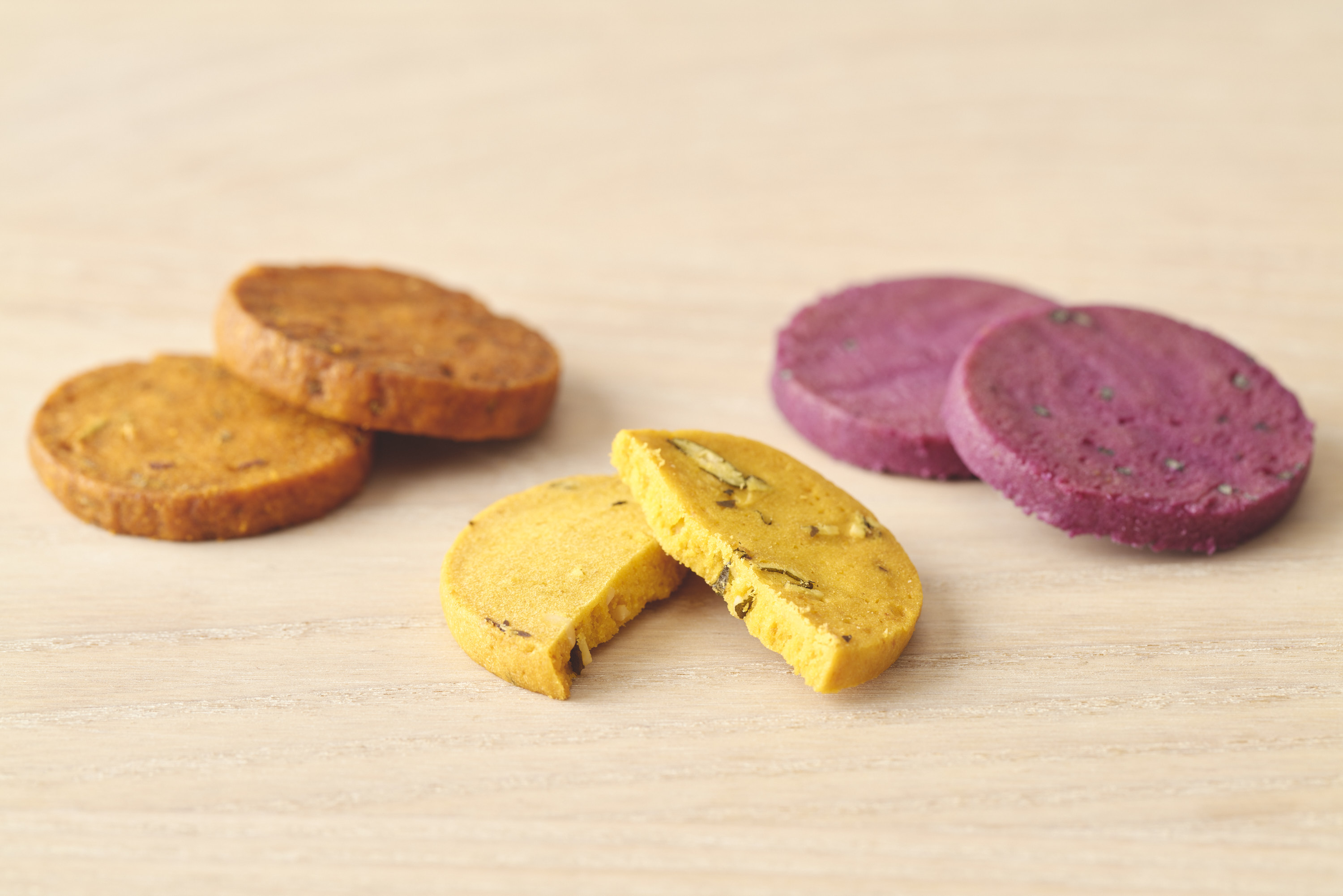 <div class='lum-box'><h4 class='fontColor_blue lum-font-size'>オーガニック・ベジタブルクッキー（かぼちゃ、むらさきいも、トマト）</h4></div><div class='lum-font-cnt'>有機JAS認証取得の野菜おからクッキー。野菜の配合量は30%を超え香料、着色料を使用しなくてもしっかり野菜の味が楽しめる逸品になっております。自社で野菜をペースト加工できるため様々なお野菜をクッキーに仕上げる事も可能で、もちろん有機ではない一般的なクッキーも対応可能です。
</div>