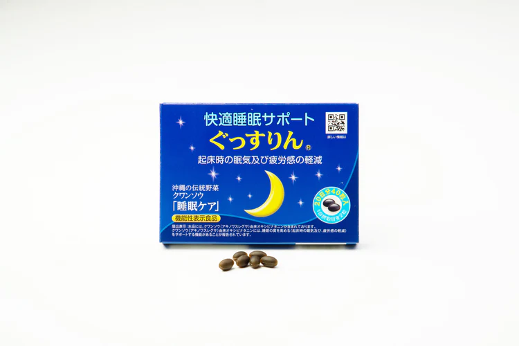 <div class='lum-box'><h4 class='fontColor_blue lum-font-size'>ぐっすりん</h4></div><div class='lum-font-cnt'>沖縄で古くから「ニーブイ草」と呼ばれ親しまれてきた
クワンソウに着目。産学協同研究により、睡眠に関与する成分オキシピナタニンを解明し、生葉から高濃度抽出に成功（特許取得）。快適な眠りをサポートするサプリメント「ぐっすりん」です。</div>