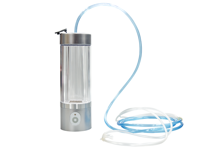 <div class='lum-box'><h4 class='fontColor_blue lum-font-size'>充電式水素ガス＆水素水生成器「ダブル水素ボトル｣</h4></div><div class='lum-font-cnt'>1台で深呼吸による水素ガスの吸入と水素水の飲用ができる携帯式生成器。
深呼吸で収集管の中に溜めた高濃度の水素を吸入できるため、アスリートをはじめとした20,000人以上の方にご愛用いただいています。</div>