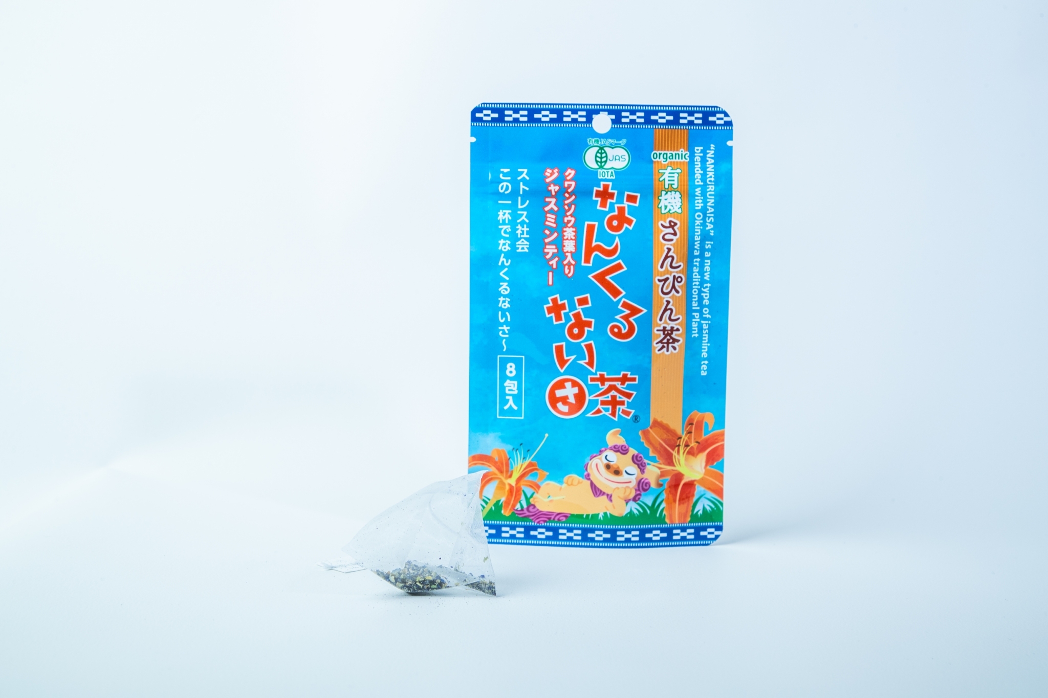 <div class='lum-box'><h4 class='fontColor_blue lum-font-size'>なんくるない茶</h4></div><div class='lum-font-cnt'>沖縄で親しまれる、有機JAS認定の「さんぴん茶」（ジャスミン茶）に、世界遺産認定の国頭村で有機栽培された、沖縄伝統野菜28種の一つ「クワンソウ」をブレンド。クワンソウは、鎮静・睡眠効果があるとされ、ジャスミンの香りとともにリラックスを促すお茶です。</div>