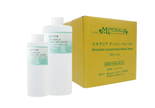 <div class='lum-box'><h4 class='fontColor_blue lum-font-size'>デッドシーウォーター</h4></div><div class='lum-font-cnt'>死海塩が30%以上溶け込んでいるミネラル水で、とろりと濃厚でオイルのような感触です。気になる部分に軽くマッサージするように塗布することで、マグネシウムやカリウム、カルシウムなどの多種ミネラルがお肌に潤いを与え、すっきりと引き締めます。</div>
