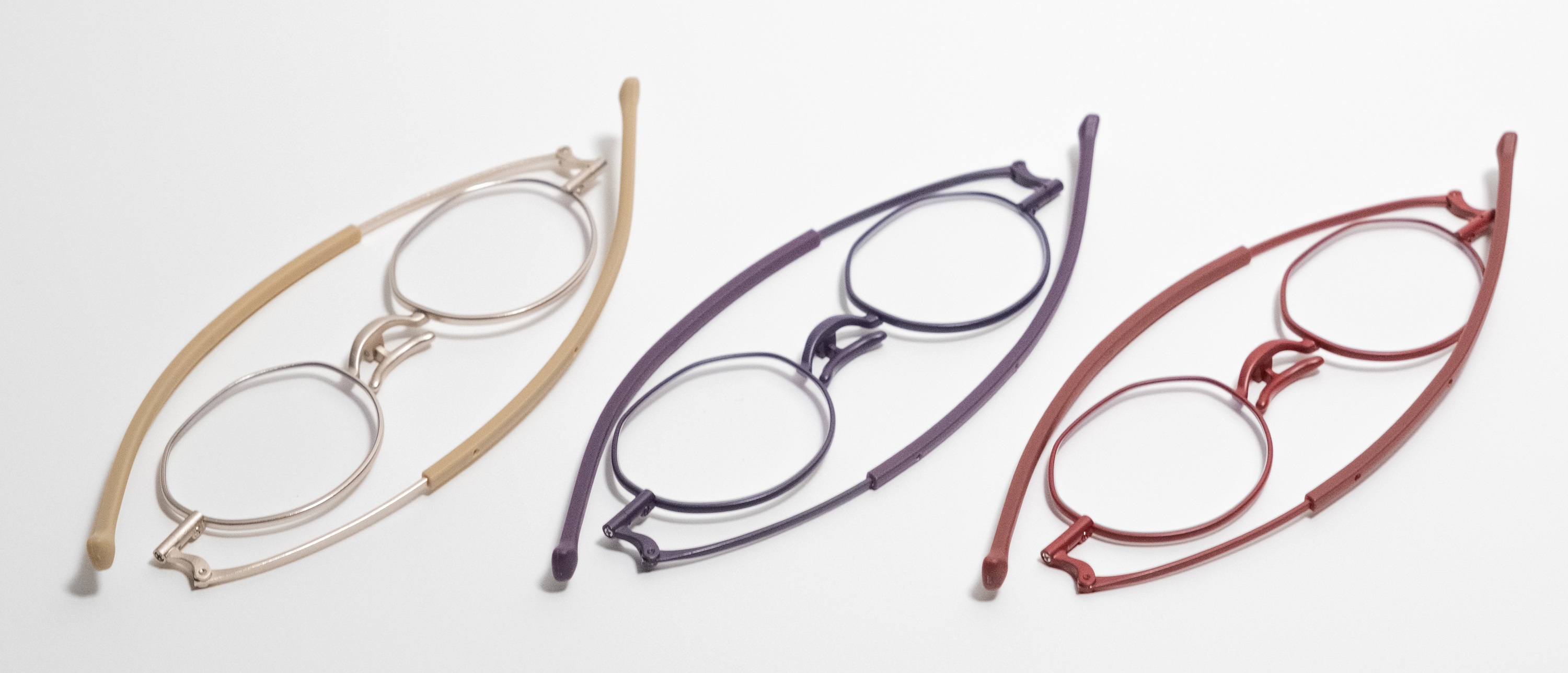 <div class='lum-box'><h4 class='fontColor_blue lum-font-size'>「SliSeeスライシー」軽量な折り畳みリーディンググラス</h4></div><div class='lum-font-cnt'>「アイケア」をテーマに光から目と目元を守りながら快適な視界を提供するリーディンググラス。紫外線約99％以上カット、ブルー光線約17％カットの高機能レンズを搭載し、日本製ならではの品質。軽量でバッグやポケットに収納できる折り畳みリーディンググラス。テンプルを伸ばして首に掛けられ便利。</div>