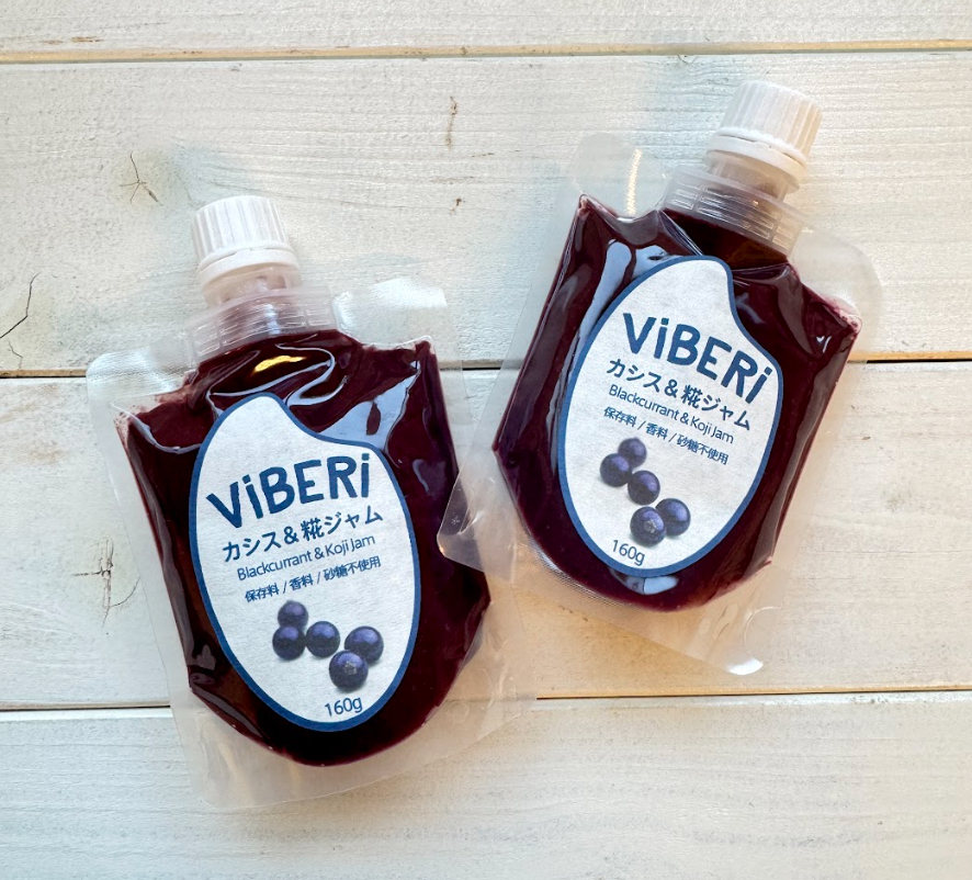 <div class='lum-box'><h4 class='fontColor_blue lum-font-size'>新商品【小売用】ViBERi カシス＆糀ジャム 160g</h4></div><div class='lum-font-cnt'>米糀、米、カシスのみ。日本の糀とニュージーランドのカシスを使用し、保存料・香料などの食品添加物、砂糖不使用のジャムができました。爽やかなカシスの酸味と糀のまろやかな甘さが調和した一品。</div>