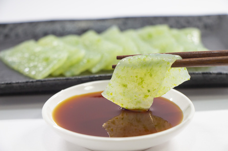 <div class='lum-box'><h4 class='fontColor_blue lum-font-size'>食品添加物用カルシウム（味一貫壱萬両、花香灰・蒟太郎・新雪）</h4></div><div class='lum-font-cnt'>当社の技術により製造された食添用生石灰・消石灰です。
生石灰（味一貫壱萬両）：鉛、ヒ素などの重金属含有量が低く、強化剤等の食品添加物として長年ご使用いただいております。
消石灰（花香灰・蒟太郎・新雪）：こんにゃく用凝固剤をはじめ強化剤等の食品添加物としてご使用いただけます。</div>