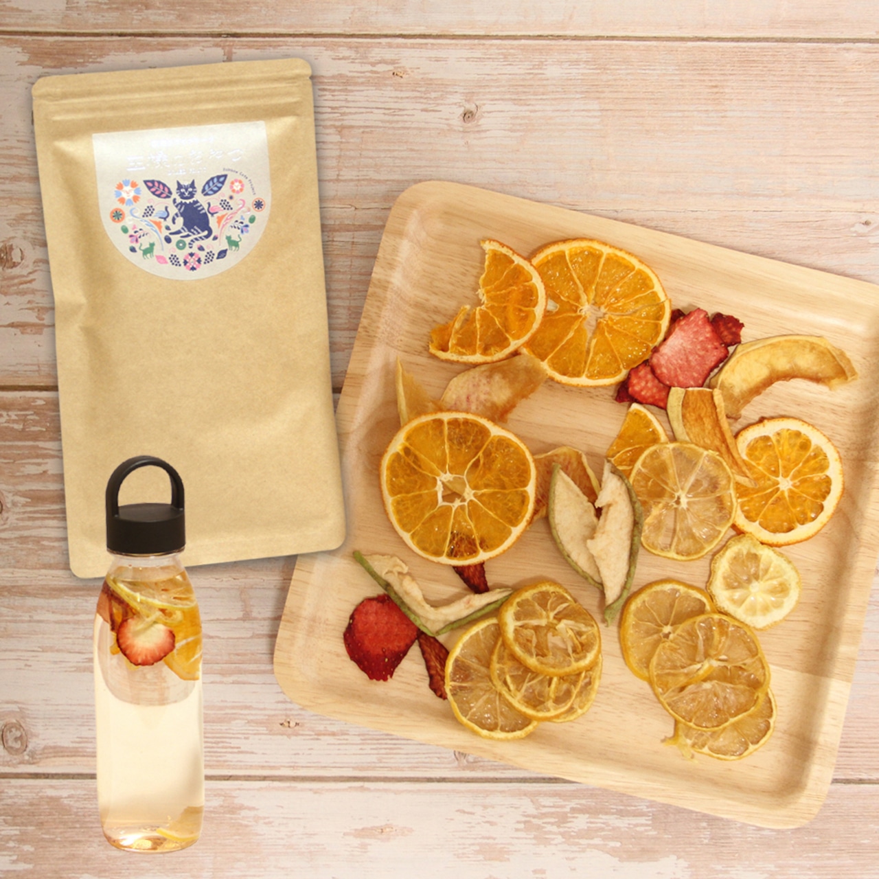 <div class='lum-box'><h4 class='fontColor_blue lum-font-size'>瀬戸内ふぞろいの果実たち フォンダンウォーターセット</h4></div><div class='lum-font-cnt'>王様のおやつシリーズ製造の過程で生まれた「ふぞろいの果実たち」。最高品質のドライフルーツに変わりはありません。その味だけでなくユニークなカタチもきっと可愛らしく見えるはず。お水にドライフルーツを入れたフォンダンウォーターを作れば、こまめな水分補給が健康面でも美容面でも日常でお使いいただけます。</div>